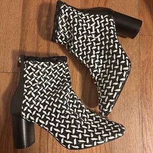 Pre-Owned Zara Booties Black and White